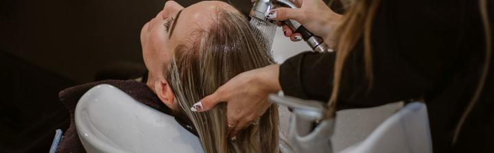 Młodzi klienci chcą nowoczesnych płatności w beauty. Branża usług wciąż ma sporo do nadrobienia